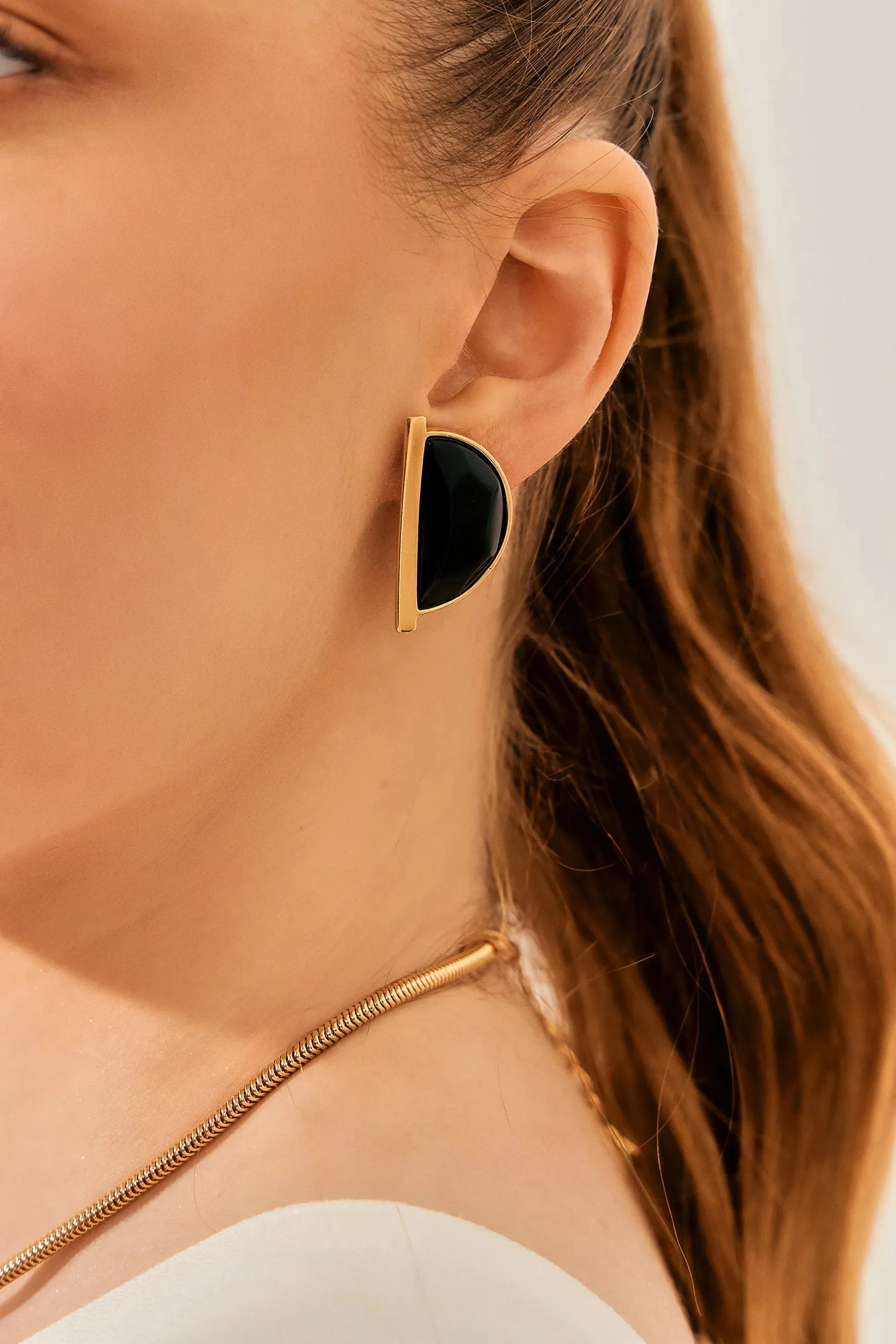 Brinco Escudo - Obsidiana Negra - Banho Ouro 18k