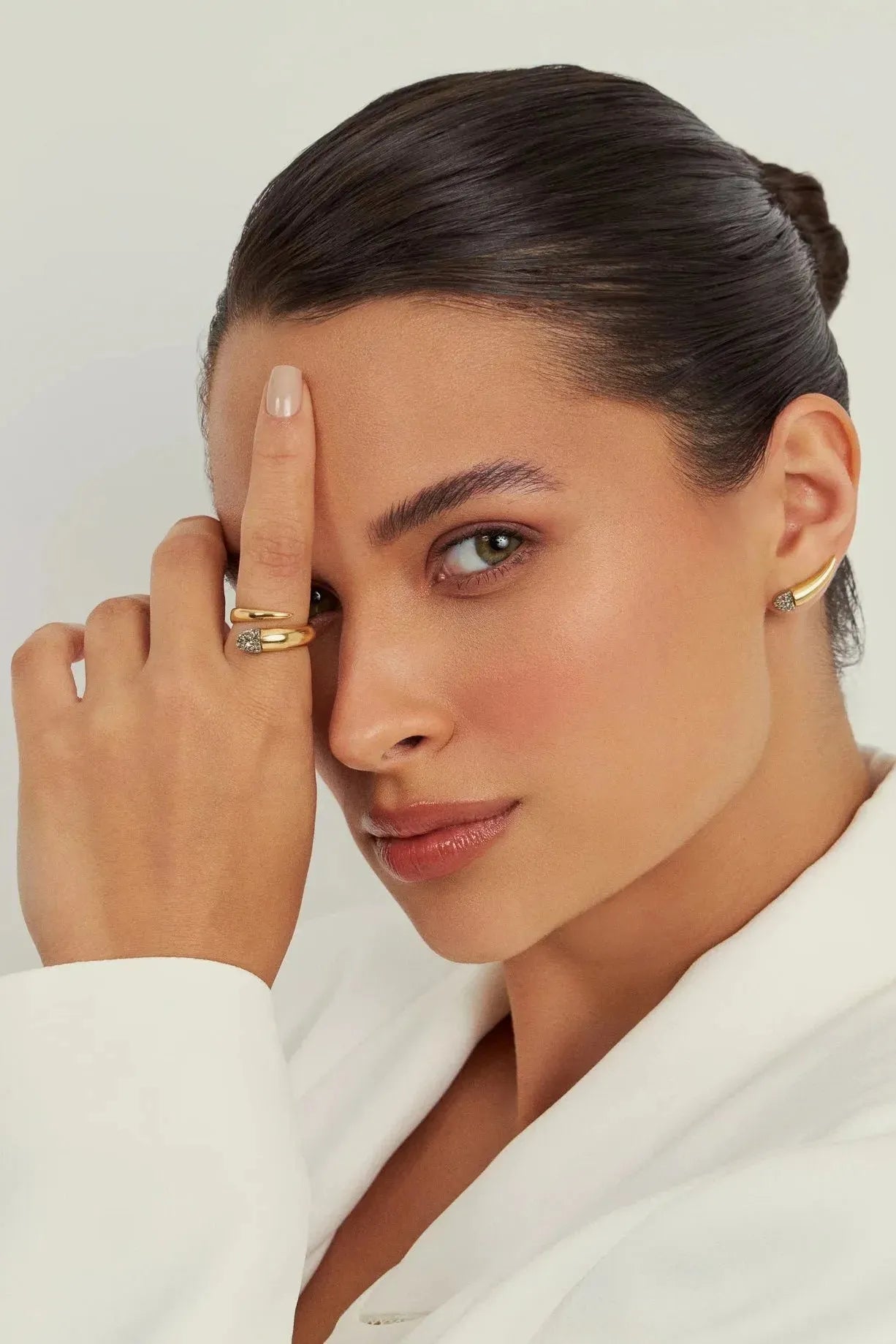 O Brinco Momento com Drusa Metalizada em Banho de Ouro 18K oferece um brilho incomparável e textura única. O acabamento em Ouro 18K enaltece o luxo, tornando-o perfeito para um toque final elegante.