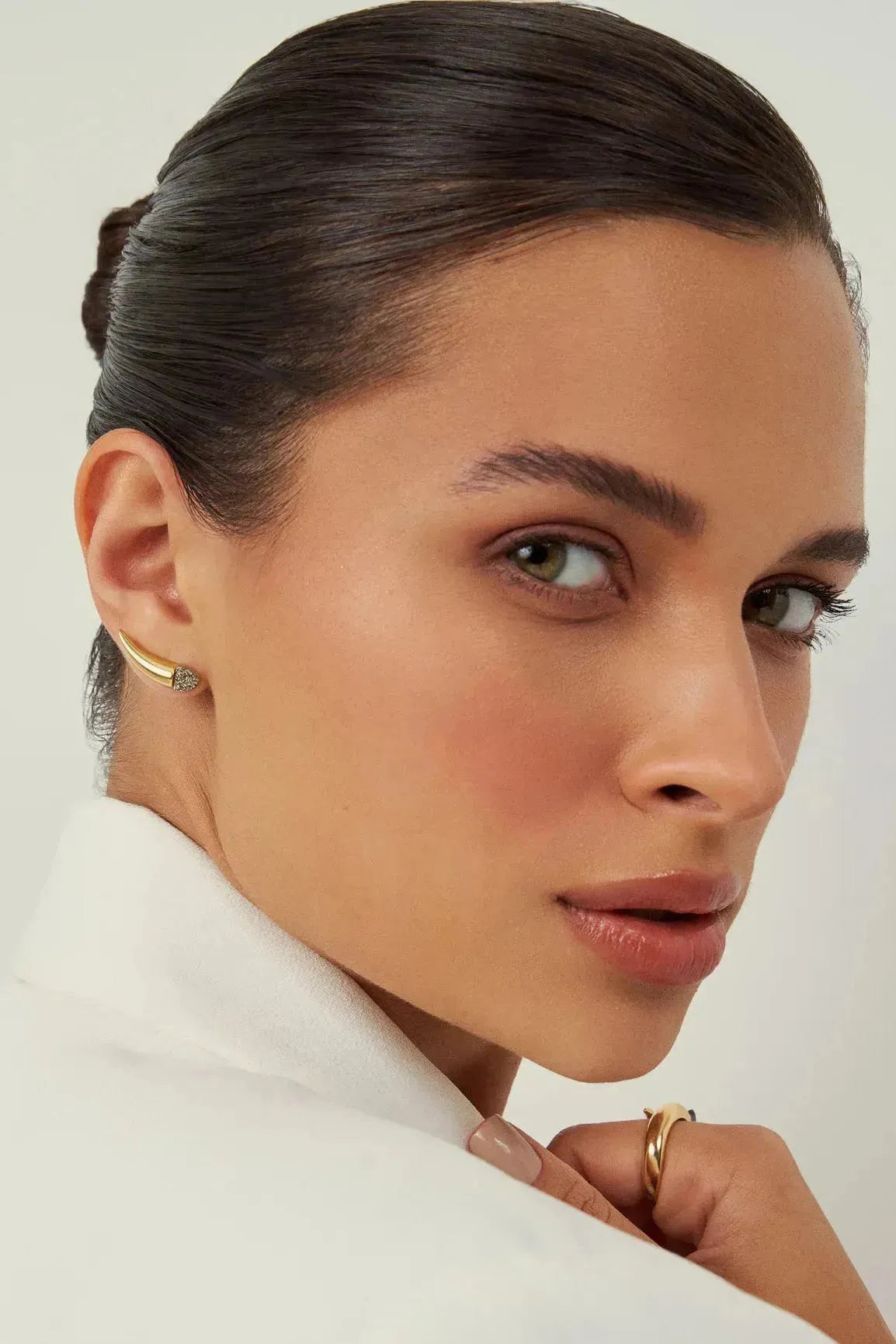 O Brinco Momento com Drusa Metalizada em Banho de Ouro 18K oferece um brilho incomparável e textura única. O acabamento em Ouro 18K enaltece o luxo, tornando-o perfeito para um toque final elegante.