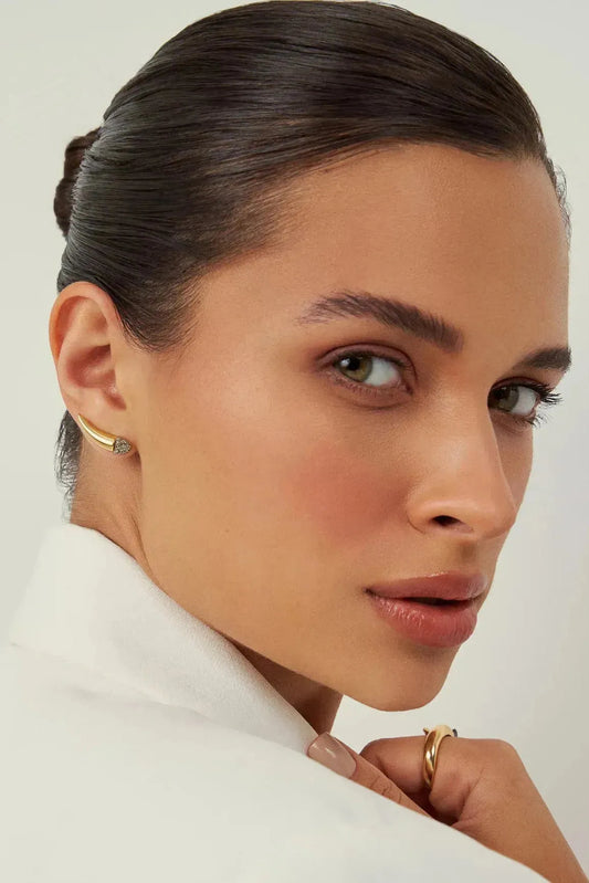 O Brinco Momento com Drusa Metalizada em Banho de Ouro 18K oferece um brilho incomparável e textura única. O acabamento em Ouro 18K enaltece o luxo, tornando-o perfeito para um toque final elegante.