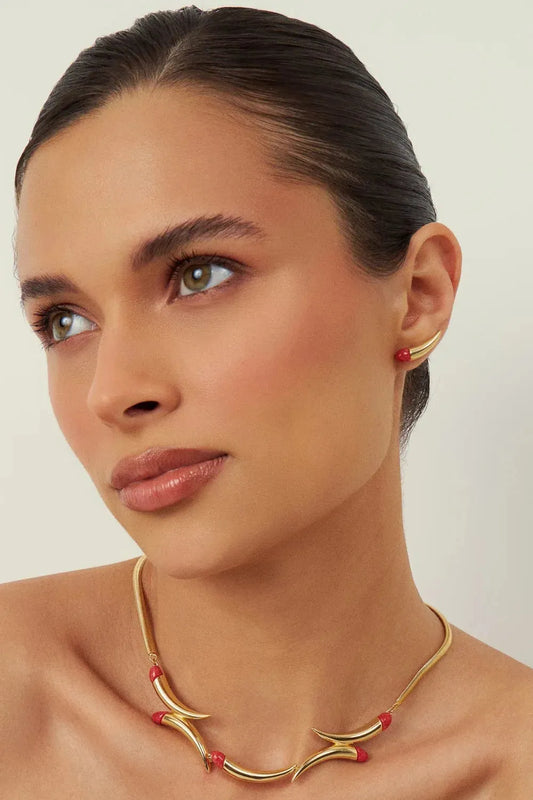 O Brinco Momento com Feldspato Vermelho em Banho de Ouro 18K é uma joia que combina a energia vibrante do Feldspato com a nobreza do Ouro, ideal para um toque de cor e luxo discreto.