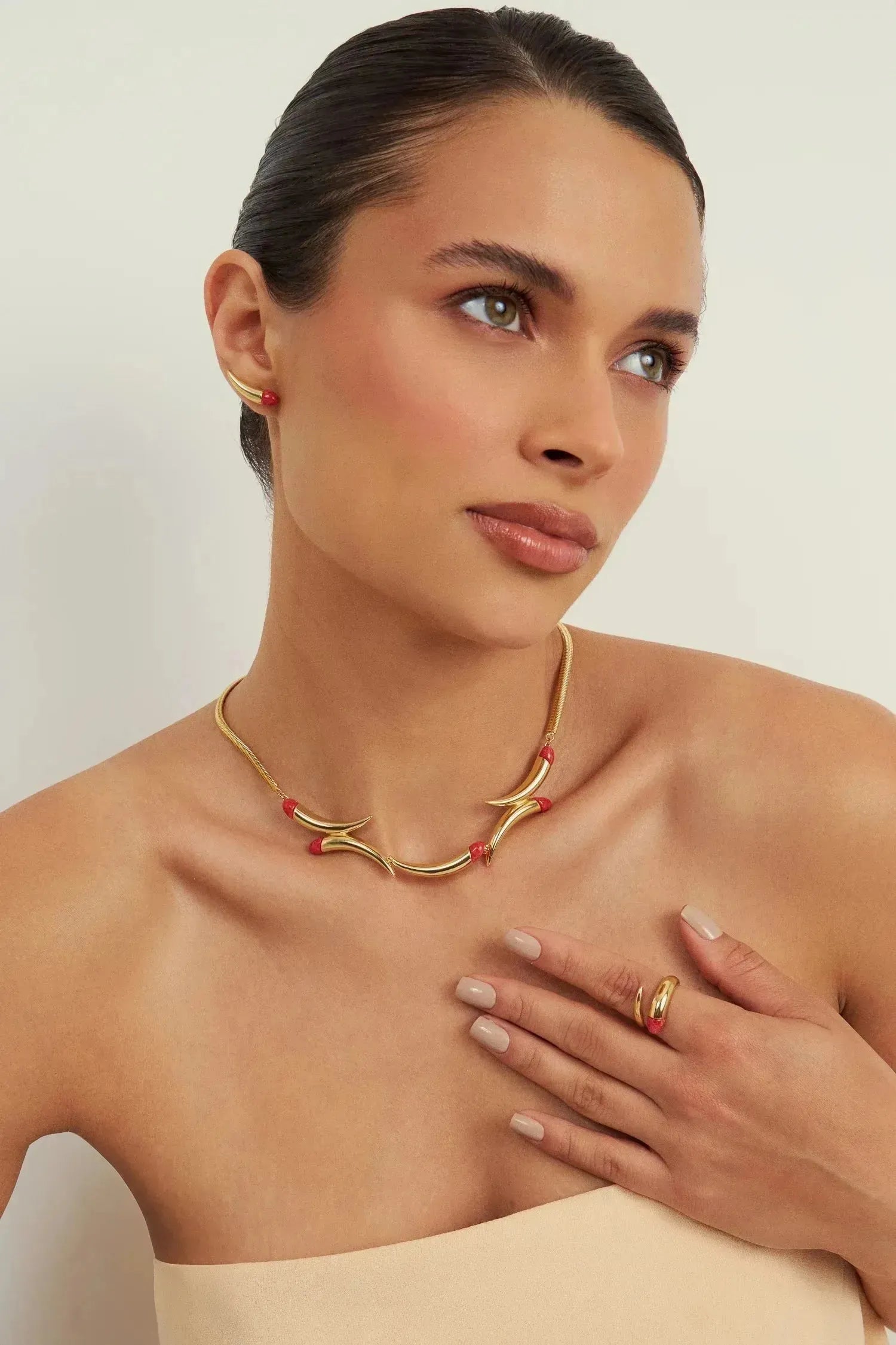 O Brinco Momento com Feldspato Vermelho em Banho de Ouro 18K é uma joia que combina a energia vibrante do Feldspato com a nobreza do Ouro, ideal para um toque de cor e luxo discreto.