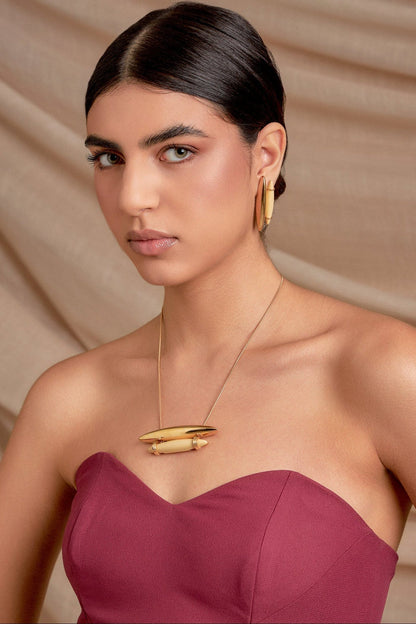 Use o Colar Ecoa com Resina Creme e Banho de Ouro 18k para atrair harmonia e prosperidade - AIMER