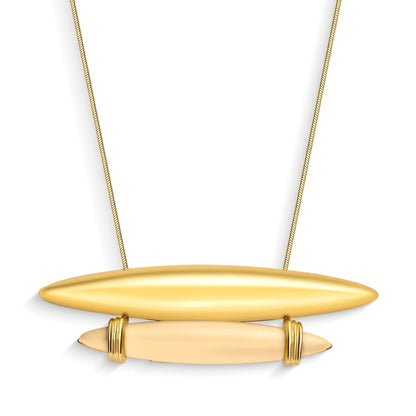 Use o Colar Ecoa com Resina Creme e Banho de Ouro 18k para atrair harmonia e prosperidade. AIMER