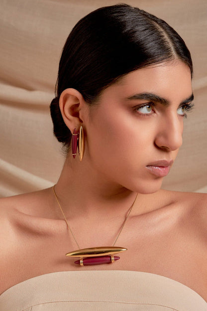 Use o Colar Ecoa com Resina Vinho e Banho de Ouro 18k para atrair força e inteligência emocional. AIMER