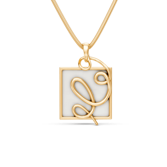 O Colar Forma com Ágata Branca em Banho de Ouro 18K traduz o ponto em que o traço ganha direção. A pedra quadrada de Ágata Branca, que simboliza serenidade e paz, recebe a aplicação de linhas em metal que se cruzam, criando uma linguagem super contemporânea. Com sua corrente robusta, é uma peça moderna e sofisticada, ideal para quem busca equilíbrio e clareza.