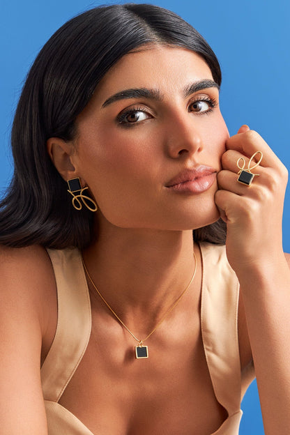 O Colar Esboço com Obsidiana Negra em Banho de Ouro 18K é essencial e minimalista, trazendo a pedra quadrada como protagonista, acompanhada por uma corrente rabo de rato. A Obsidiana Negra simboliza força e proteção. Com sua estética minimalista e o impacto visual da pedra, o colar é uma peça-chave no seu acervo, ideal para ser usado sozinho ou criando camadas elegantes e discretas.