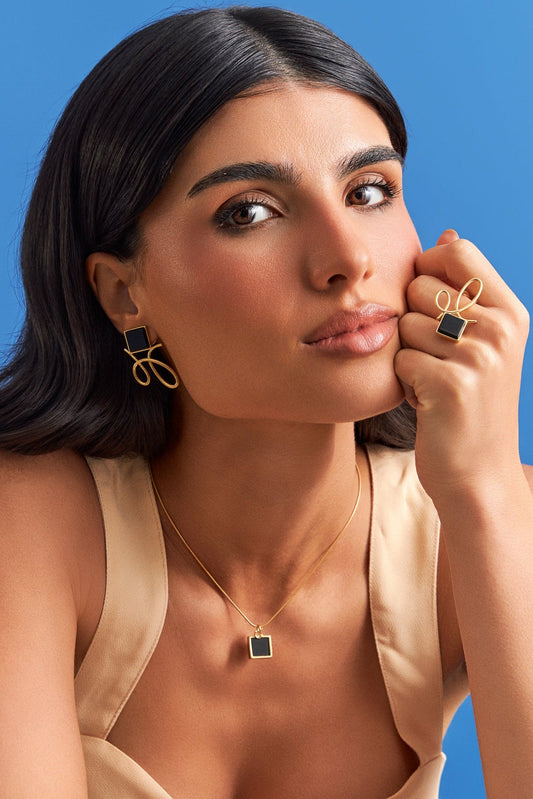 O Colar Esboço com Obsidiana Negra em Banho de Ouro 18K é essencial e minimalista, trazendo a pedra quadrada como protagonista, acompanhada por uma corrente rabo de rato. A Obsidiana Negra simboliza força e proteção. Com sua estética minimalista e o impacto visual da pedra, o colar é uma peça-chave no seu acervo, ideal para ser usado sozinho ou criando camadas elegantes e discretas.