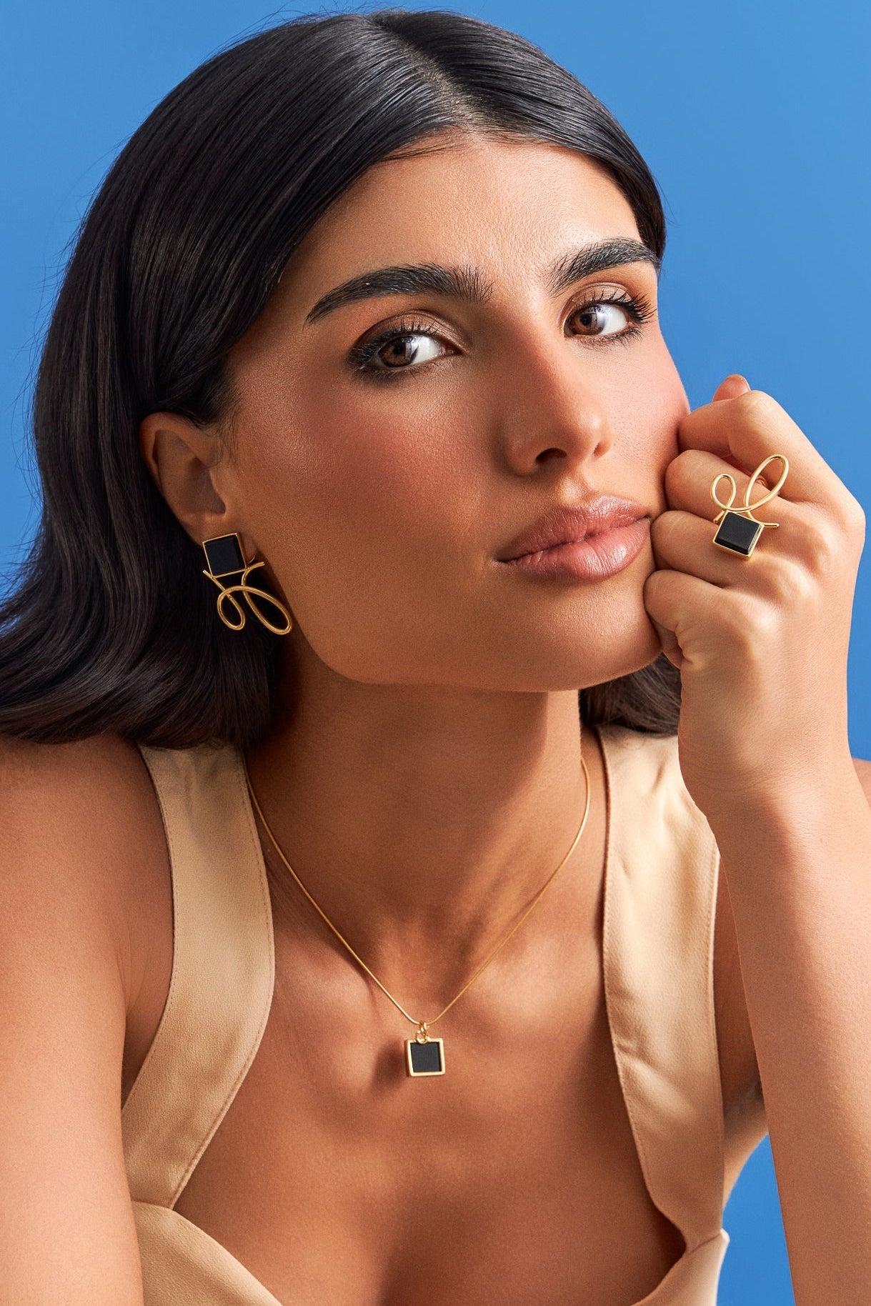 O Colar Esboço com Obsidiana Negra em Banho de Ouro 18K é essencial e minimalista, trazendo a pedra quadrada como protagonista, acompanhada por uma corrente rabo de rato. A Obsidiana Negra simboliza força e proteção. Com sua estética minimalista e o impacto visual da pedra, o colar é uma peça-chave no seu acervo, ideal para ser usado sozinho ou criando camadas elegantes e discretas.