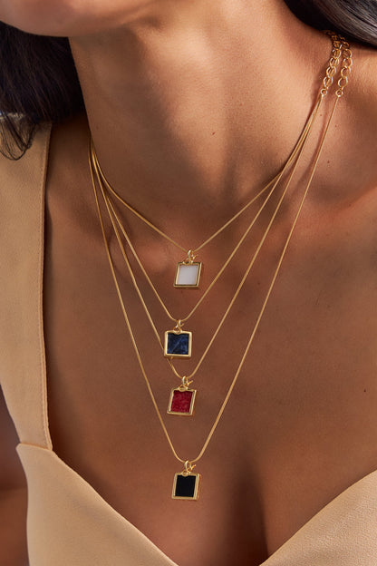 O Colar Esboço com Obsidiana Negra em Banho de Ouro 18K é essencial e minimalista, trazendo a pedra quadrada como protagonista, acompanhada por uma corrente rabo de rato. A Obsidiana Negra simboliza força e proteção. Com sua estética minimalista e o impacto visual da pedra, o colar é uma peça-chave no seu acervo, ideal para ser usado sozinho ou criando camadas elegantes e discretas.