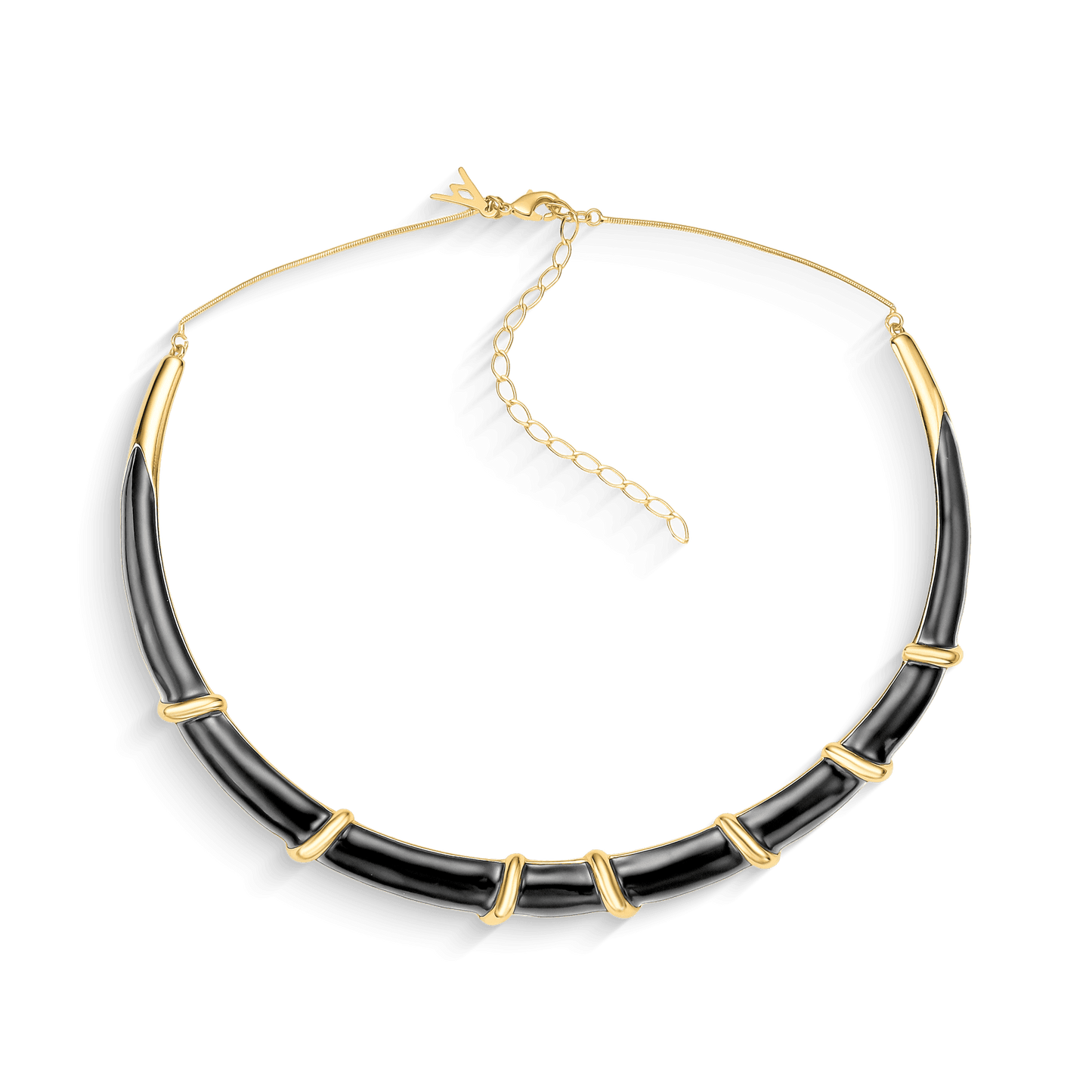 A Choker Macramê com Esmaltação Preta é uma peça moderna e sofisticada da Coleção Macramê. O colar, em Banho de Ouro 18K, possui um design minimalista com uma base esmaltada que confere um contraste elegante. É ajustável, sendo ideal para criar composições ousadas de layering ou ser usada como um ponto focal dramático no decote.