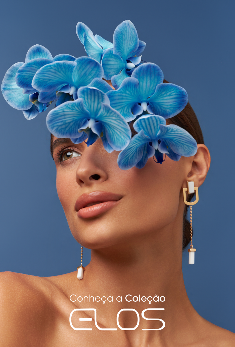 Há forças que não se impõem, se revelam.A coleção nasce de linhas precisas suavizadas pelo tempo, contornos firmes queencontram leveza em curvas quase invisíveis. Formas que expressam presençasem excessos, criando um equilíbrio natural entre estrutura e sensibilidade.ELOS surge da mulher que conecta mundos.Firme em sua essência, suave em sua presença, como algo raro que floresce nomomento certo.Uma feminilidade contemporânea: intensa, elegante e consciente da própria força.ELOS. Aquilo que une.A força de sustentar sem deixar de ser leve.1
