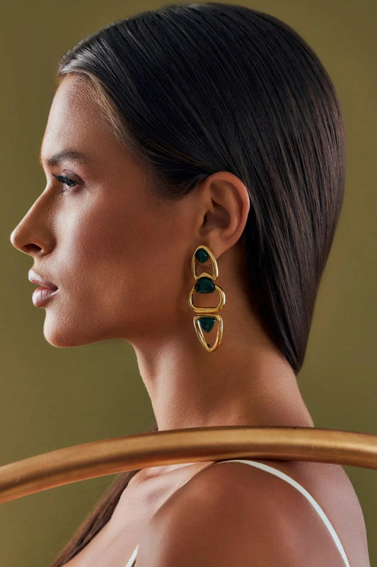 Brinco Fluir com Ágata Verde em Banho de Ouro 18K para atrair equilíbrio, prosperidade e renovação para o seu dia a dia.