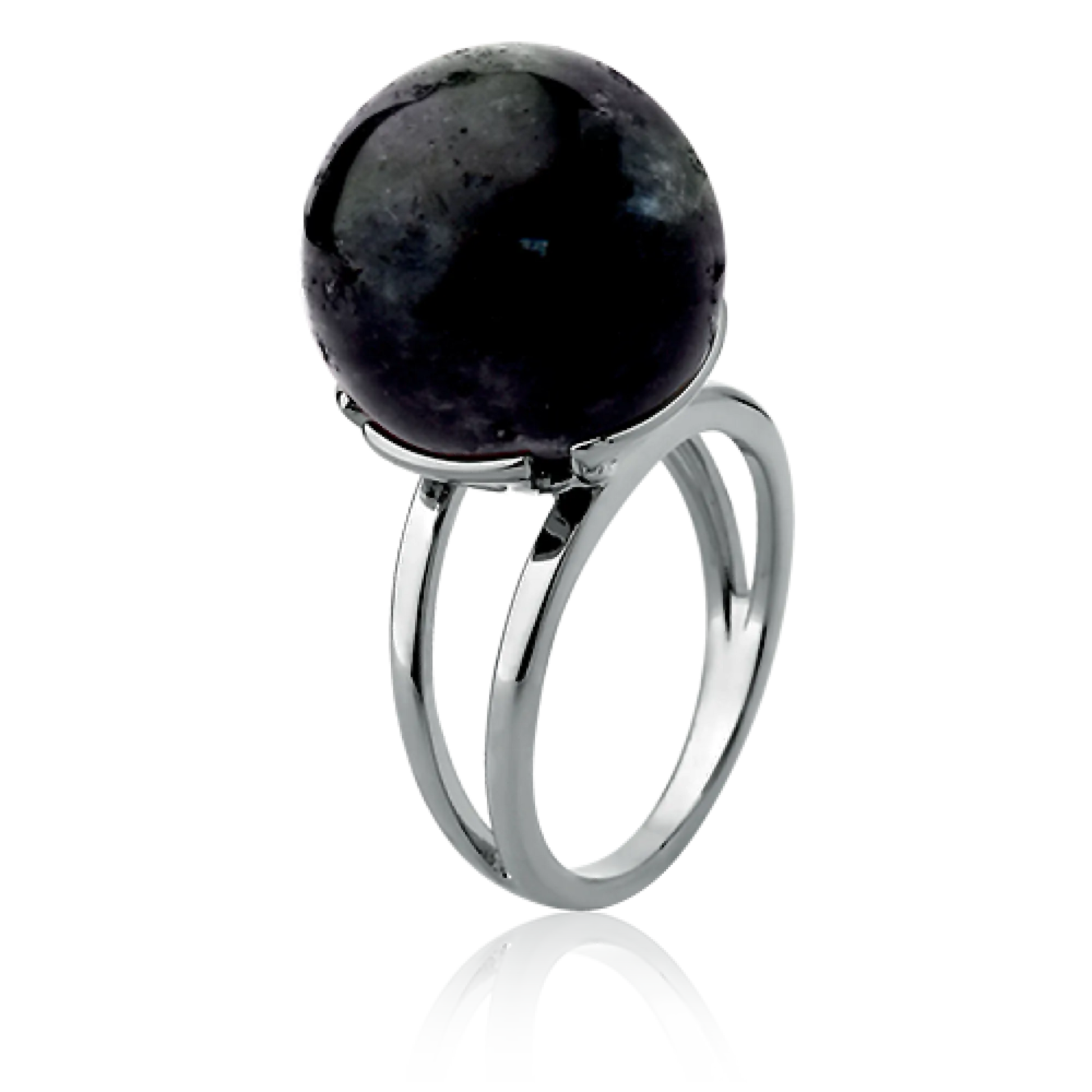 O Anel Ball com Obsidiana Negra em Banho de Ródio Negro é uma joia statement. O tom preto e profundo da Obsidiana Negra, em lapidação cabochão, harmoniza-se perfeitamente com o brilho escuro e moderno do Ródio Negro, criando uma peça de elegância monocromática.