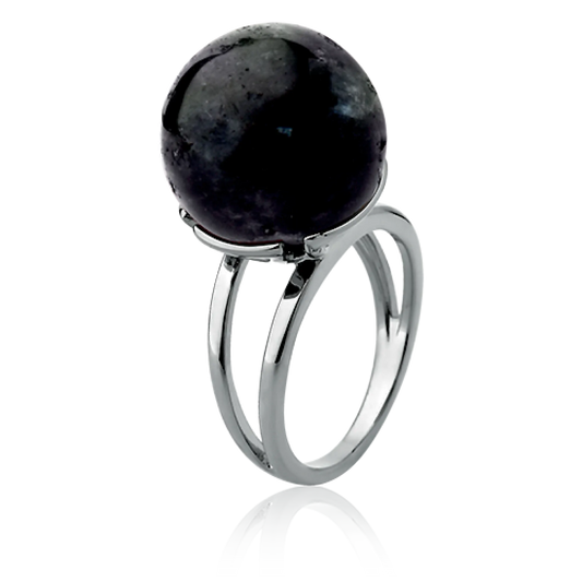 O Anel Ball com Obsidiana Negra em Banho de Ródio Negro é uma joia statement. O tom preto e profundo da Obsidiana Negra, em lapidação cabochão, harmoniza-se perfeitamente com o brilho escuro e moderno do Ródio Negro, criando uma peça de elegância monocromática.