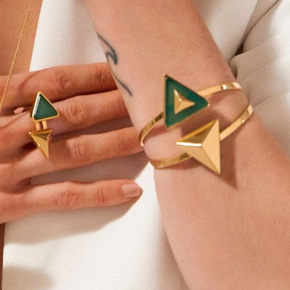 Anel Adversis com Ágata Verde tem um belo Banho de Ouro 18K