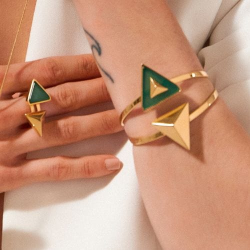 Anel Adversis com Ágata Verde tem um belo Banho de Ouro 18K