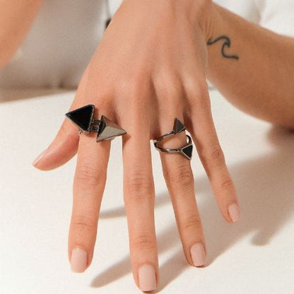 O Anel Adversis com Obsidiana Negra tem um belo Banho de Ródio Negro. O tom preto profundo e elegante da Obsidiana, contrastado pelo brilho escuro do Ródio Negro, realça o design único do anel e emana um lembrete visual de que a força e a sabedoria se complementam, assim como o seu brilho e cor.