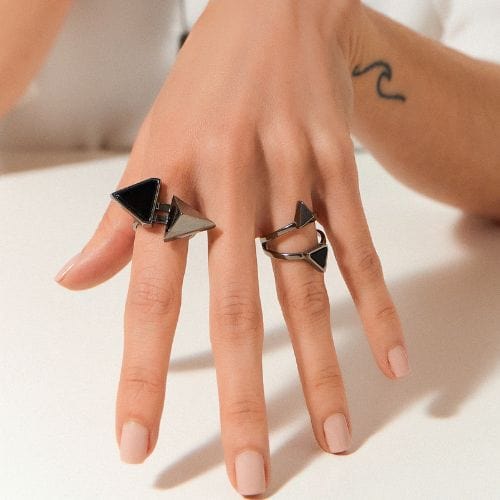 O Anel Adversis com Obsidiana Negra tem um belo Banho de Ródio Negro. O tom preto profundo e elegante da Obsidiana, contrastado pelo brilho escuro do Ródio Negro, realça o design único do anel e emana um lembrete visual de que a força e a sabedoria se complementam, assim como o seu brilho e cor.