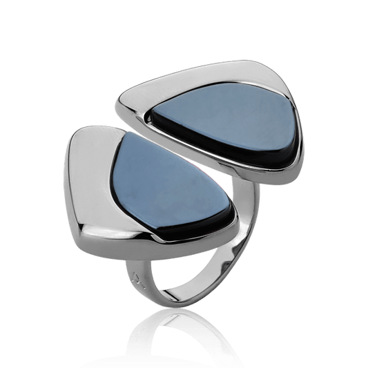 O Anel Ailes com Obsidiana Negra Perolizada em Banho de Ródio Negro é uma joia escultural que remete às asas da borboleta. A tonalidade escura e o acabamento perolizado da pedra, combinados ao banho de ródio, conferem um visual moderno, luxuoso e de grande sofisticação.