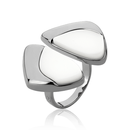 O Anel Ailes com Porcelana Branca em Banho de Ródio Negro é uma joia escultural que remete às asas da borboleta. A tonalidade pura da porcelana, combinada ao banho escuro, confere um visual moderno, de alto contraste e grande sofisticação.