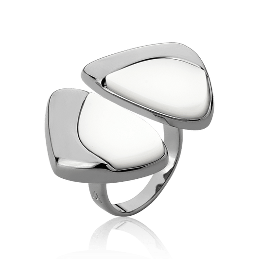 O Anel Ailes com Porcelana Branca em Banho de Ródio Negro é uma joia escultural que remete às asas da borboleta. A tonalidade pura da porcelana, combinada ao banho escuro, confere um visual moderno, de alto contraste e grande sofisticação.