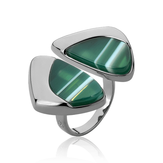 O Anel Ailes com Ágata Verde Listrada em Banho de Ródio Negro é uma joia escultural que remete às asas da borboleta. O padrão listrado único da pedra natural, combinado ao banho escuro, confere um visual moderno, sofisticado e de grande impacto visual.