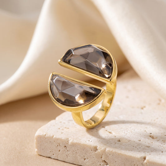 Anel Arco Quartzo Fumê banhado a ouro 18k em vista 3/4 sobre travertino | Aimer Joias