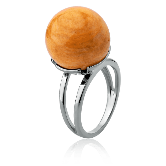 O Anel Ball com Feldspato Amarelo em Banho de Ródio Negro é uma joia statement. O tom quente e vibrante do Feldspato Amarelo, em lapidação cabochão, é lindamente contrastado pelo brilho escuro e moderno do Ródio Negro, criando uma peça de impacto visual com elegância e sofisticação.