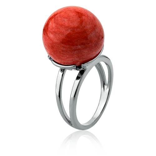 O Anel Ball com Feldspato Laranja em Banho de Ródio Negro é uma joia statement. O tom quente e vibrante do Feldspato Laranja, em lapidação cabochão, é lindamente contrastado pelo brilho escuro e moderno do Ródio Negro, criando uma peça de impacto visual com elegância e sofisticação.