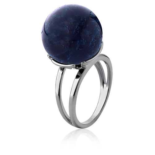 O Anel Ball com Sodalita em Banho de Ródio Negro é uma joia statement. O tom azul profundo da Sodalita, em lapidação cabochão, é lindamente contrastado pelo brilho escuro e moderno do Ródio Negro, criando uma peça de impacto visual com elegância e sofisticação premium.