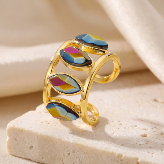 Anel Bem Me Quer Cristal Multicolorido banhado a ouro 18k em vista 3/4 sobre travertino | Aimer Joias
