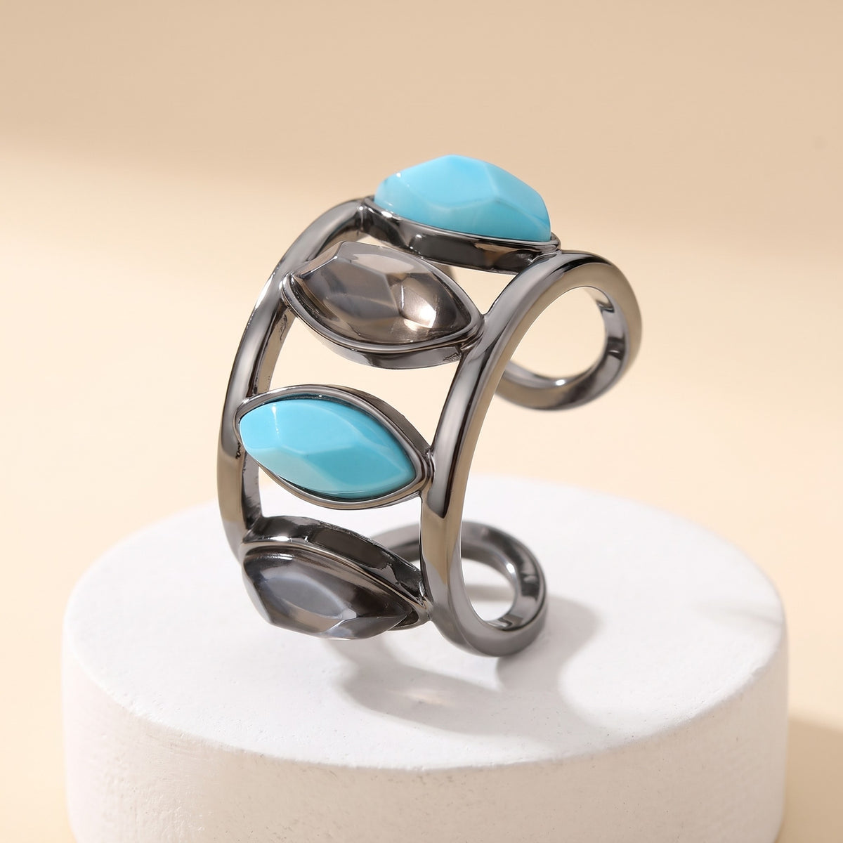 Anel Bem Me Quer Quartzo Fumê e Ágata Azul Céu banhado a ródio negro de frente sobre pedestal de gesso | Aimer Joias