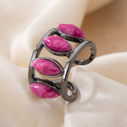Detalhe do Anel Bem Me Quer Feldspato Rosa Pink banhado a ródio negro | Aimer Joias
