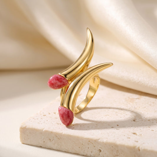 Anel Caminhos Feldspato Vermelho banhado a ouro 18k em vista 3/4 sobre travertino | Aimer Joias