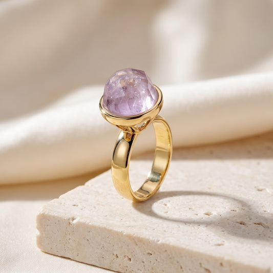 Anel Classic Ametista banhado a ouro 18k em vista 3/4 sobre bloco de travertino | Aimer Joias