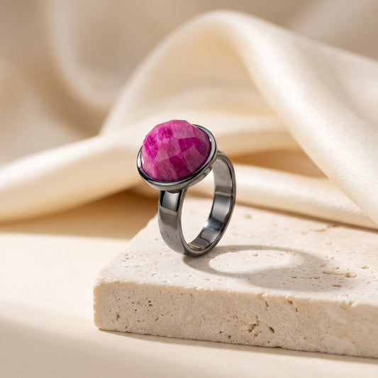 Anel Classic Feldspato Rosa Pink banhado a ródio negro em vista 3/4 sobre bloco de travertino | Aimer Joias