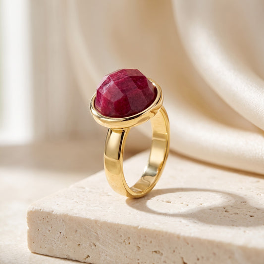 Anel Classic Feldspato Vermelho banhado a ouro 18k em vista 3/4 sobre bloco de travertino | Aimer Joias