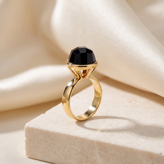 Anel Classic Onix banhado a ouro 18k em vista 3/4 sobre bloco de travertino | Aimer Joias