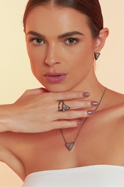 O Anel Dynamís com Drusa Platina tem um belo Banho de Ródio Negro. A Drusa Platina, com seu brilho metálico e intenso, contrasta perfeitamente com o acabamento escuro do ródio, destacando a lapidação única da Drusa e o design geométrico e moderno do anel.