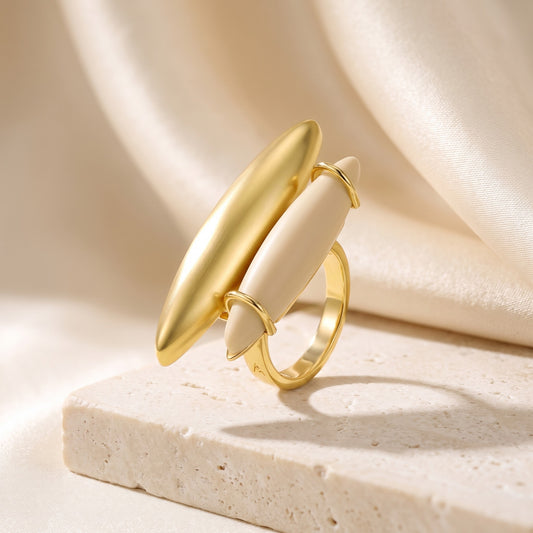 Anel Ecoa Resina Italiana Creme banhado a ouro 18k em vista 3/4 sobre travertino | Aimer Joias