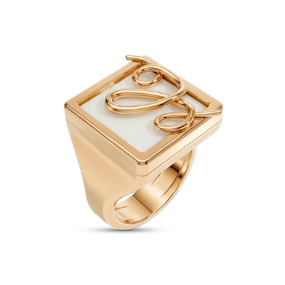 O Anel Forma com Ágata Branca em Banho de Ouro 18K é um anel de mindinho moderno, destacando a pedra com um arrojado metal sobreposto. A Ágata Branca simboliza serenidade e paz, tornando-o ideal para quem busca equilíbrio e clareza. Com seu design contemporâneo de linhas em metal sobre a pedra, esta joia é perfeita para expressar elegância e personalidade no seu dia a dia.