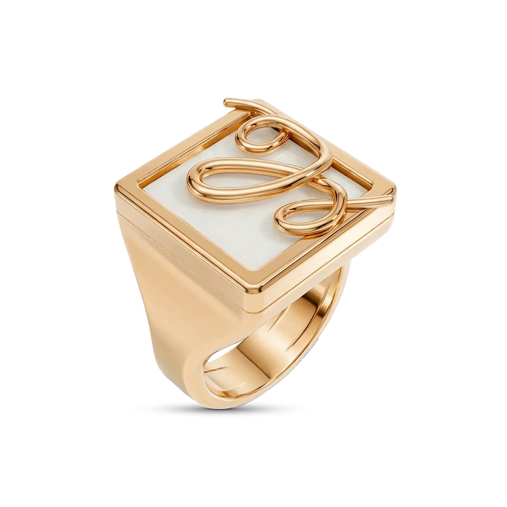 O Anel Forma com Ágata Branca em Banho de Ouro 18K é um anel de mindinho moderno, destacando a pedra com um arrojado metal sobreposto. A Ágata Branca simboliza serenidade e paz, tornando-o ideal para quem busca equilíbrio e clareza. Com seu design contemporâneo de linhas em metal sobre a pedra, esta joia é perfeita para expressar elegância e personalidade no seu dia a dia.