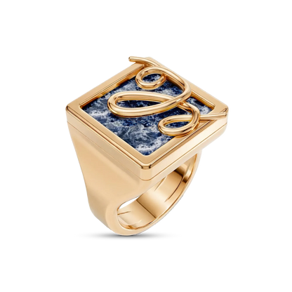 O Anel Forma com Sodalita em Banho de Ouro 18K é um anel de mindinho moderno, destacando a pedra com um arrojado metal sobreposto. A Sodalita simboliza clareza e intuição, tornando-o ideal para quem busca foco e expressão pessoal. Com seu design contemporâneo de linhas em metal sobre a pedra, esta joia é perfeita para expressar elegância e personalidade no seu dia a dia.