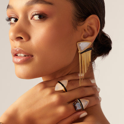 Anel Kahina Ágata Branca — design minimalista com contraste branco e preto | Aimer Joias