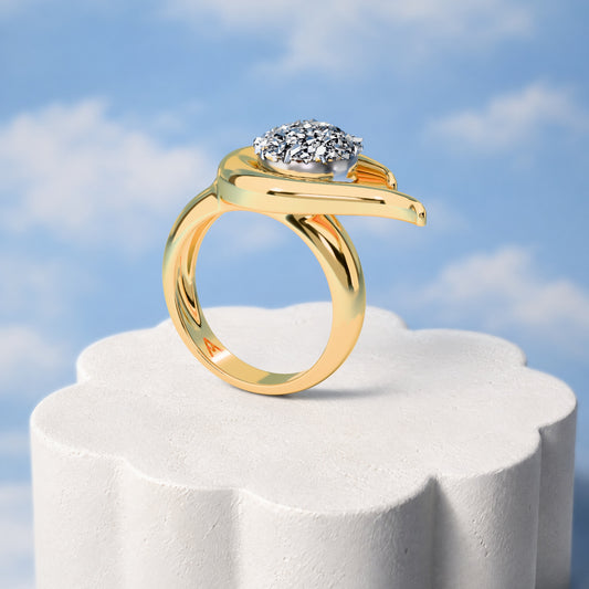 Anel Órbita - Drusa Metalizada: sobre pedestal de gesso em forma de nuvem, fundo de céu azul-claro. Semijoia banhada a ouro 18k, coleção Supernova, Aimer Joias