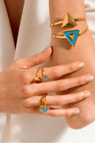 Anel Adversis com Ágata Azul Céu tem um belo Banho de Ouro 18K