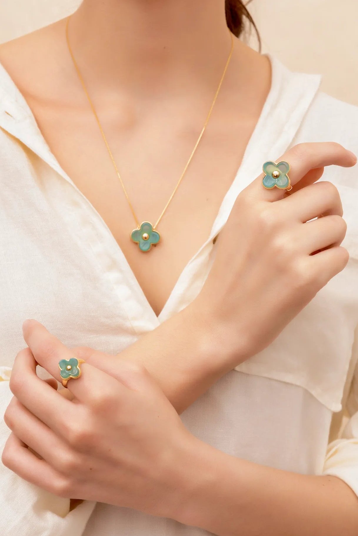 Anel Afeto com Ágata Azul Céu em Banho de Ouro 18K