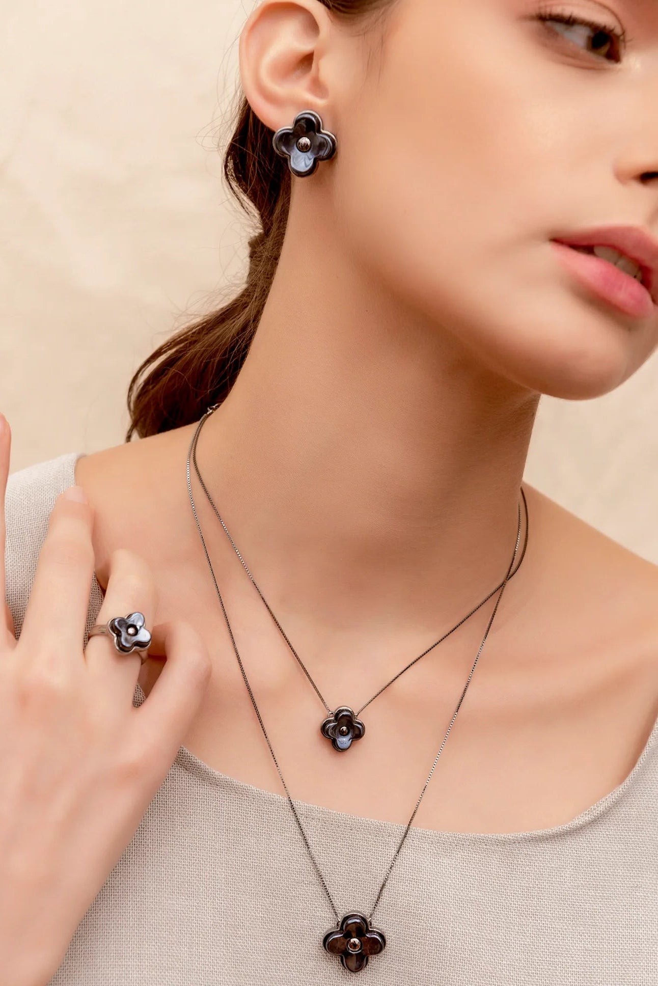 O Anel Afeto com Obsidiana Negra em Banho de Ródio Negro é a joia ideal para um visual dramático e moderno. A profundidade da pedra natural cria um contraste sofisticado com o banho escuro, destacando a elegância do seu estilo.