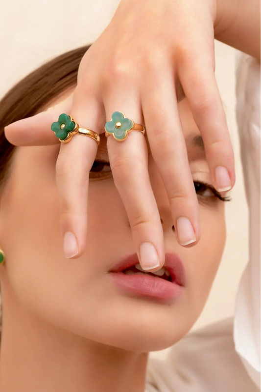 Anel Afeto: Ágata Azul Céu em Ouro 18K. Design delicado com cor vibrante. Joia de alta qualidade e elegante da Coleção Sensação.